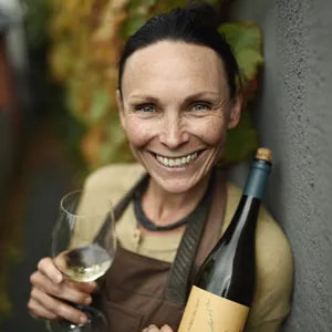 Winemaker Anna W. from Rheinhessen presenting the reliable DROPSAVER® wine pourer — no more red wine stains on the tablecloth.