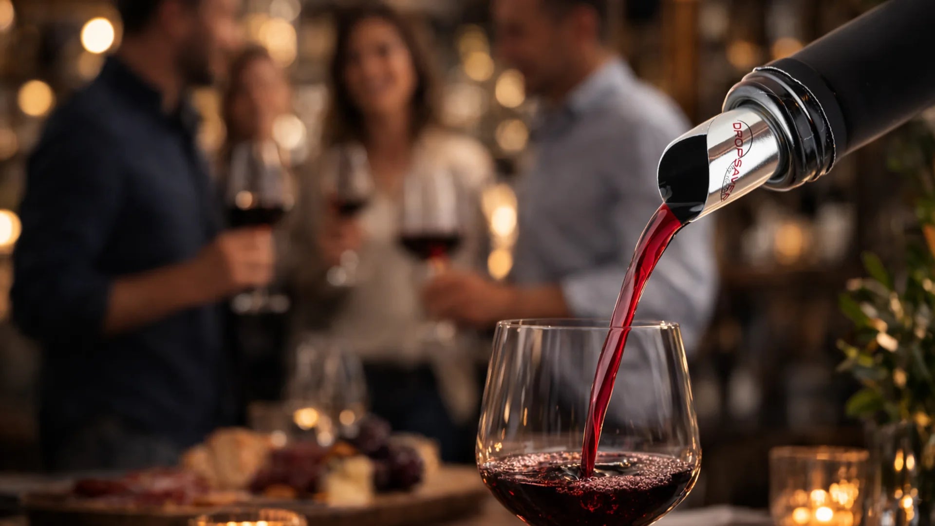 DROPSAVER® beim Einschenken von Rotwein zuhause mit Freunden – stimmungsvolles Hero-Bild in warmer Abendatmosphäre