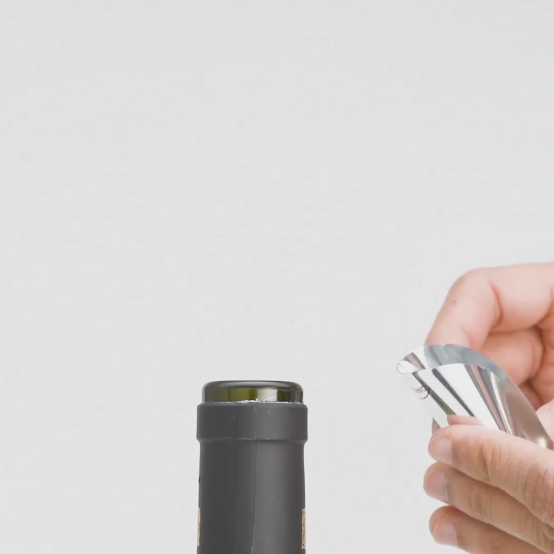 Close-up of wine pouring with the DROPSAVER® drip-free wine pourer — Made in Germany, reusable and precise.